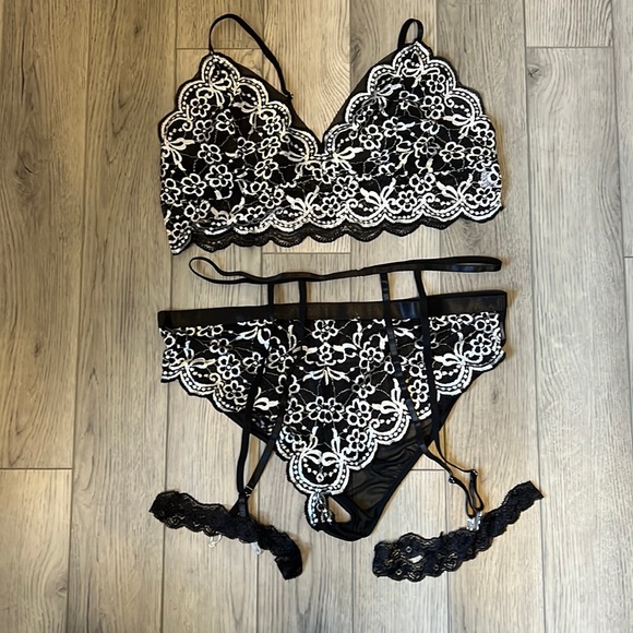 SHEIN Other - Black & White Floral Lingerie Garter Set